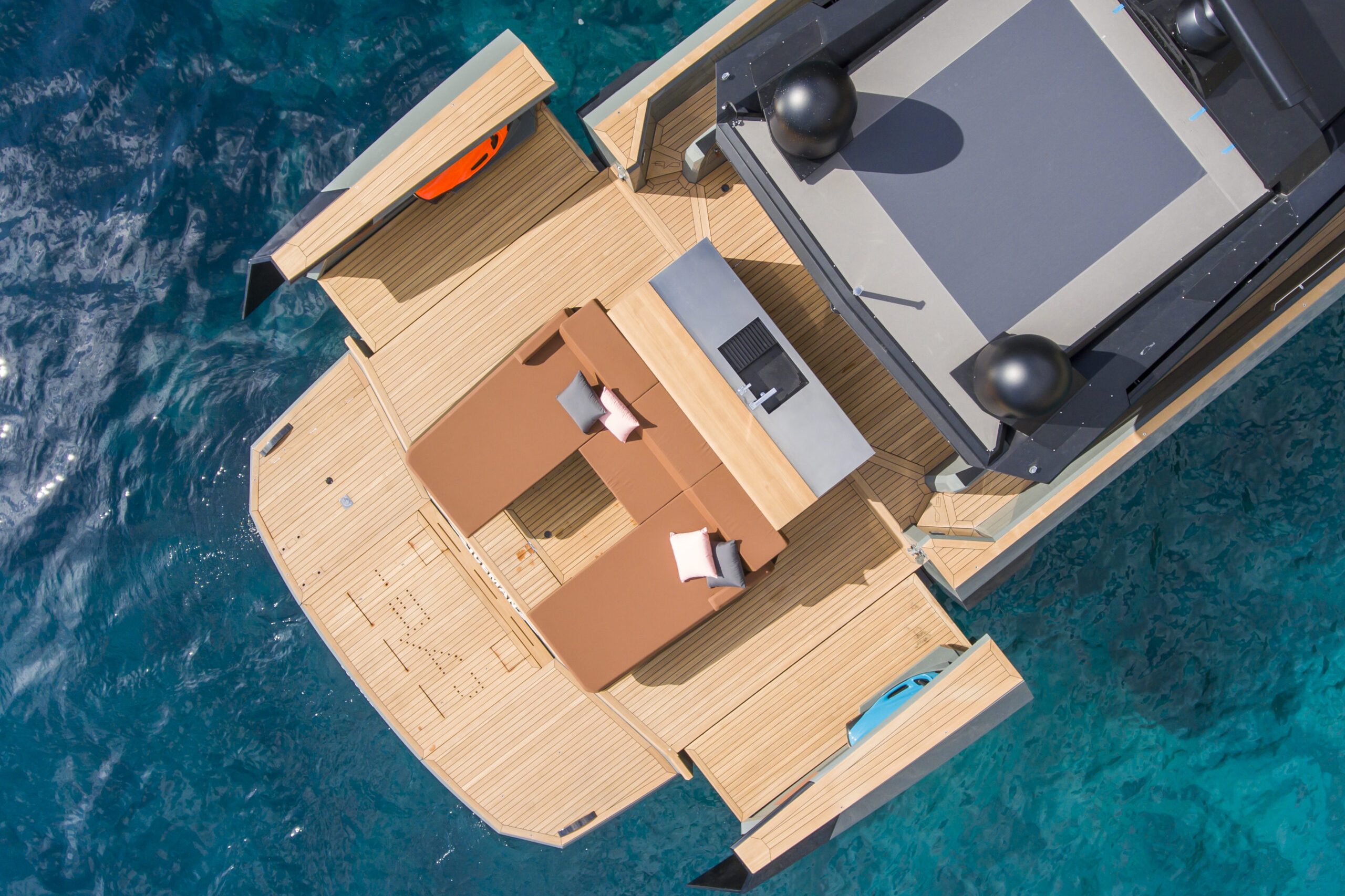 Evo Yachts R6 - beach area